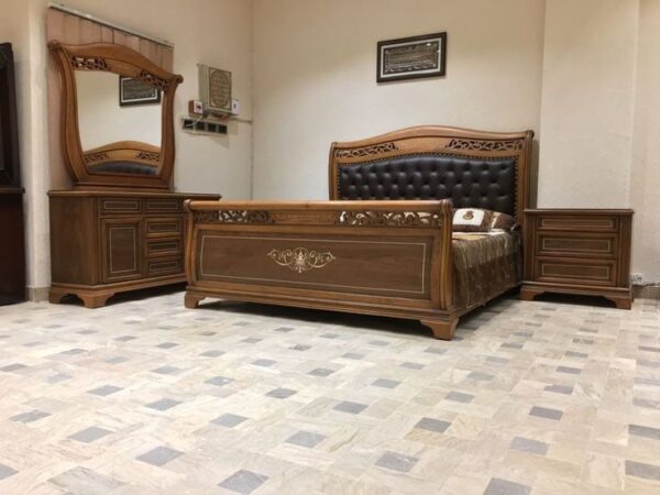 Solid sleigh bed set